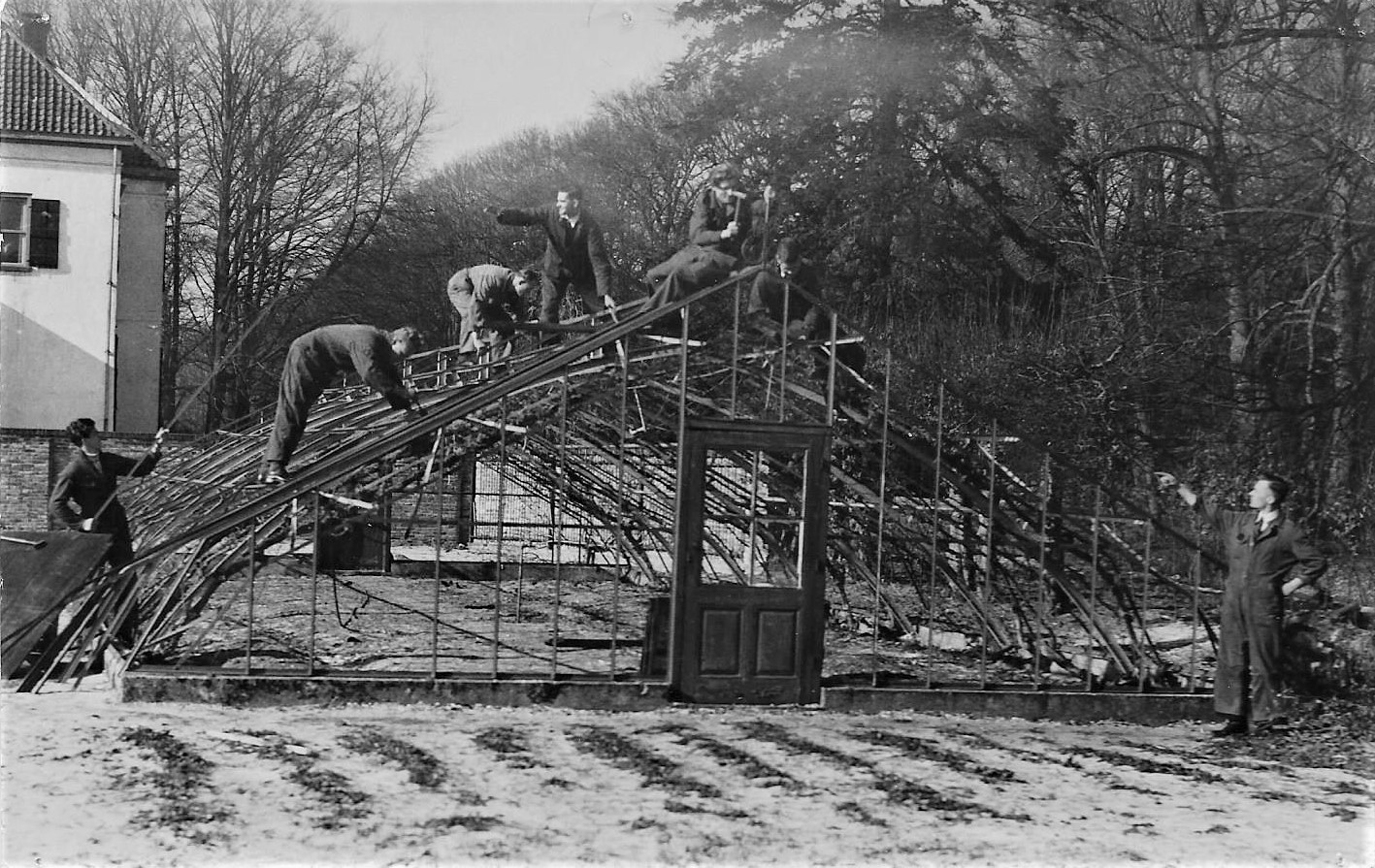 1946 Oude Hof Cursisten maken zelf een broeikas