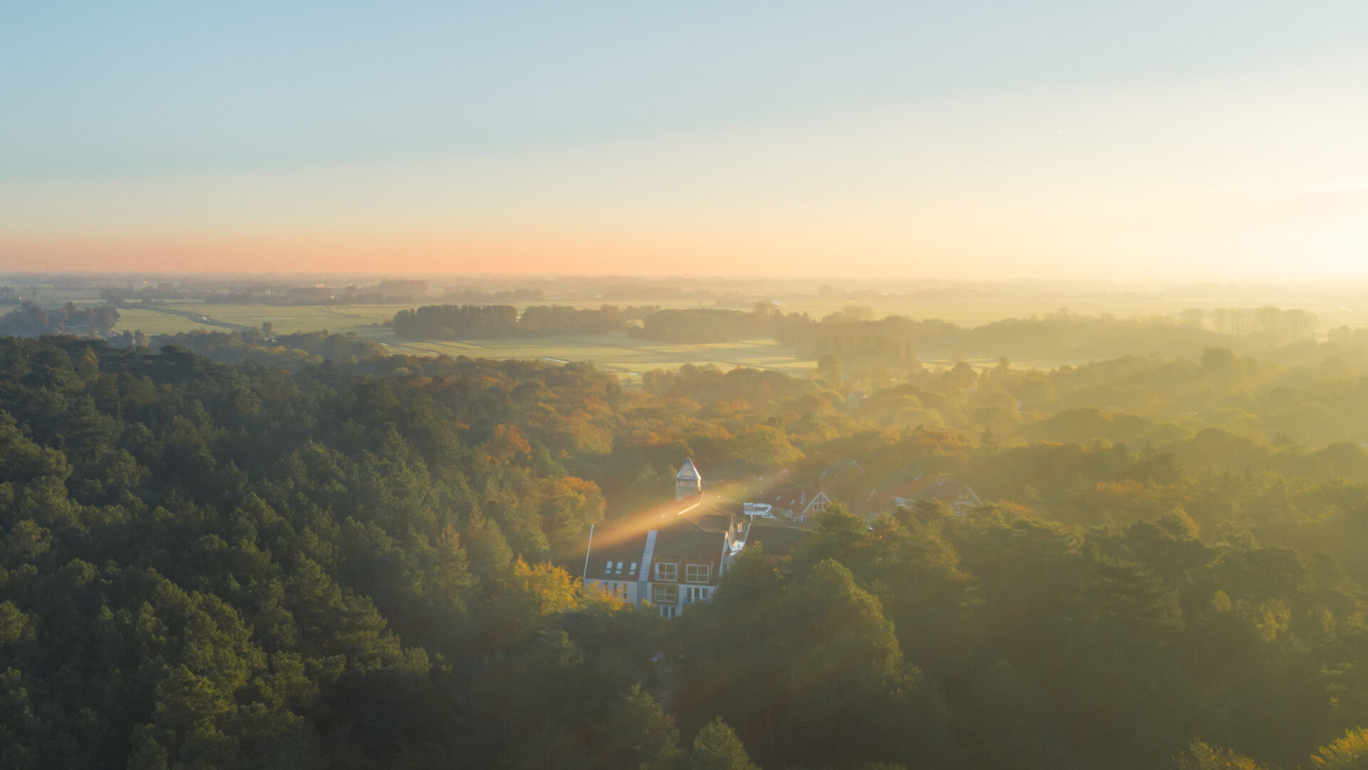 drone herfst blooming hotel