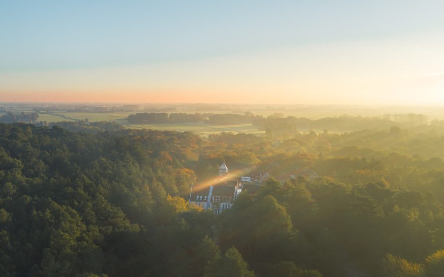 drone herfst blooming hotel