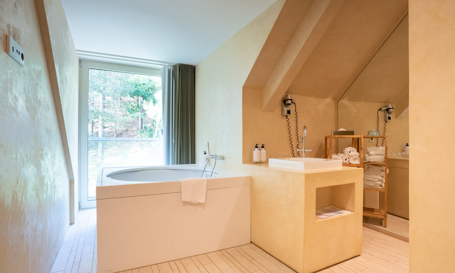 suite hotelkamer met jacuzzi blooming hotel-4