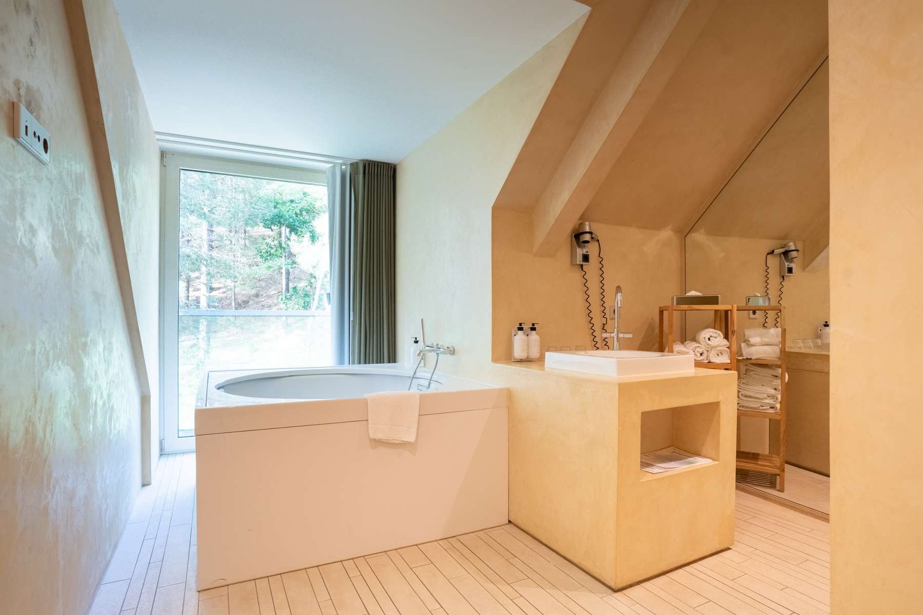 suite hotelkamer met jacuzzi blooming hotel-4